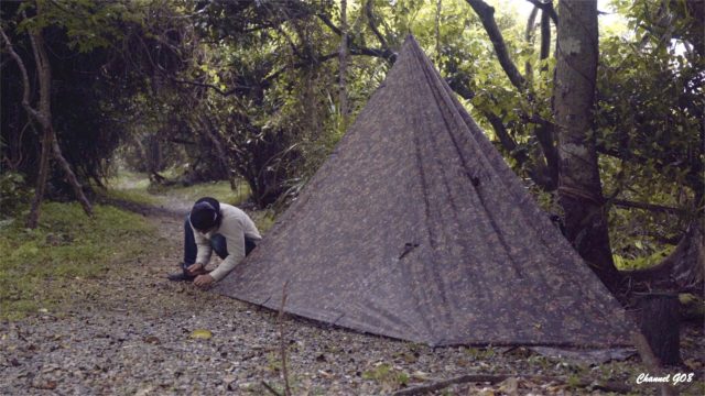 森でテント設営